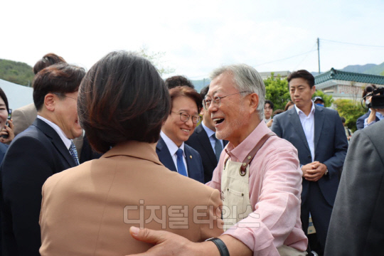 포옹하는 문재인 전 대통령과 고민정 더불어민주당 의원. <디지털타임스 DB>